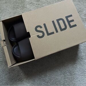 Yeezy Soot Slides
